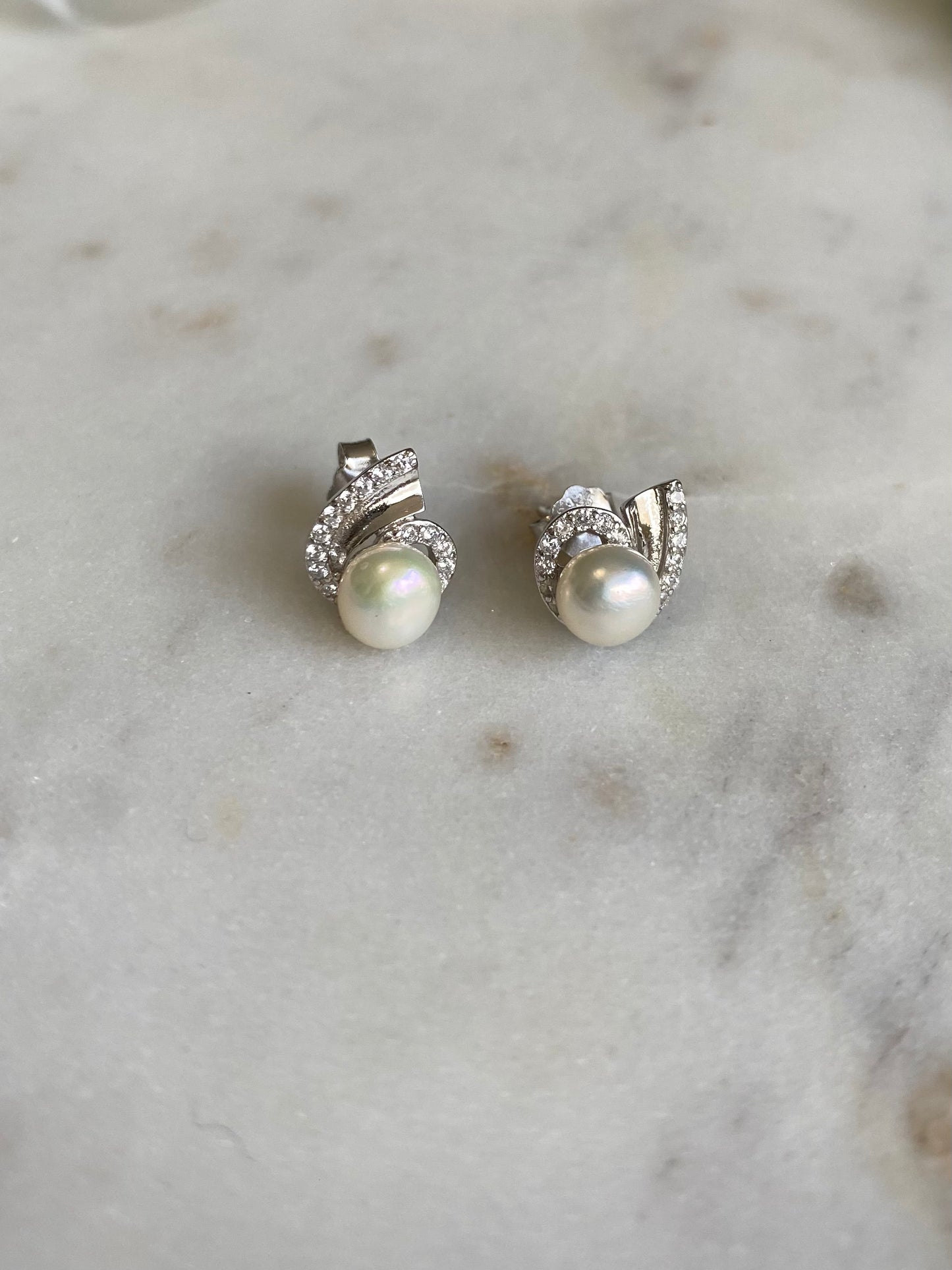 Aretes perla con zirconia