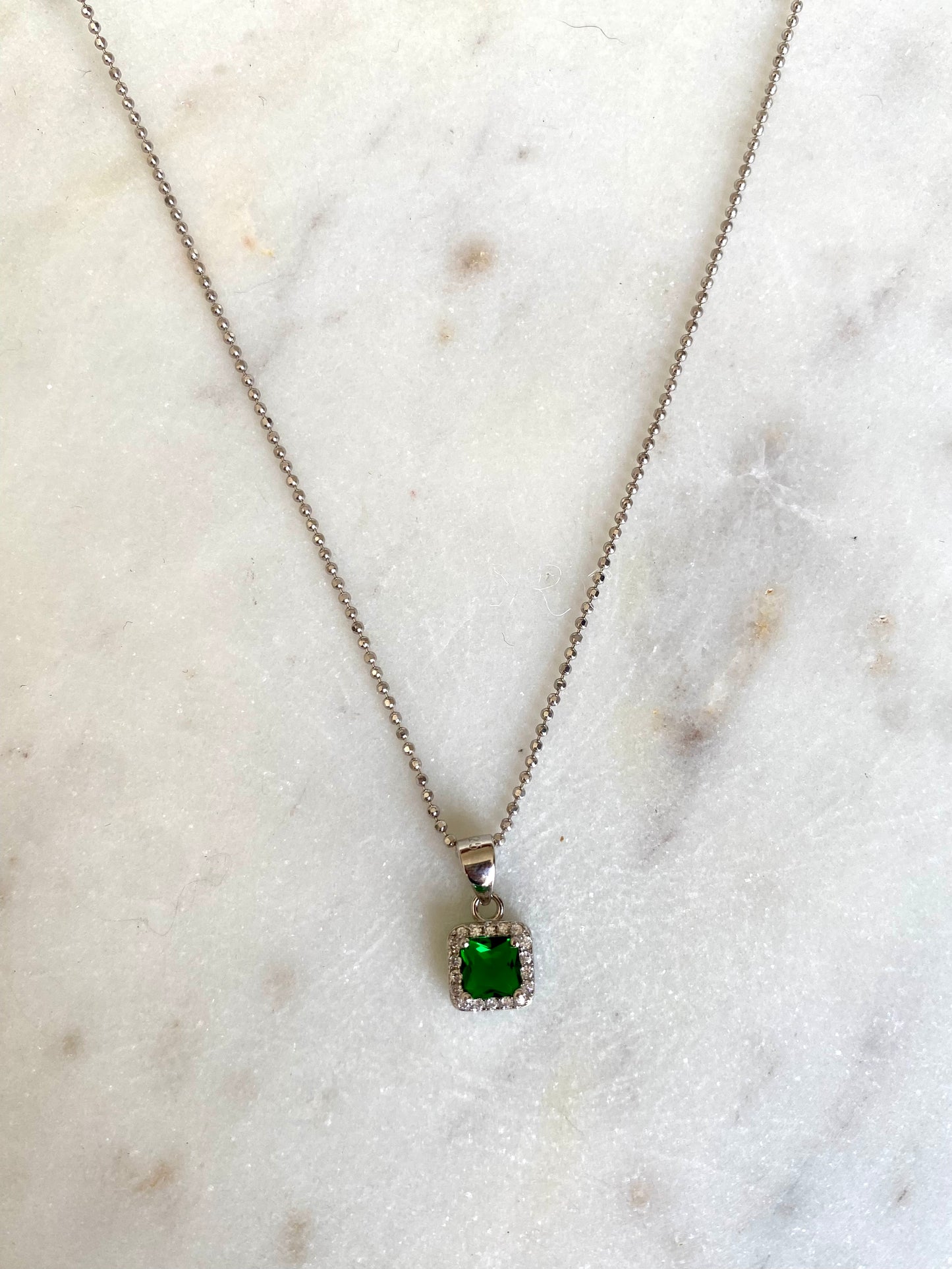 Collar dupe esmeralda cuadrado