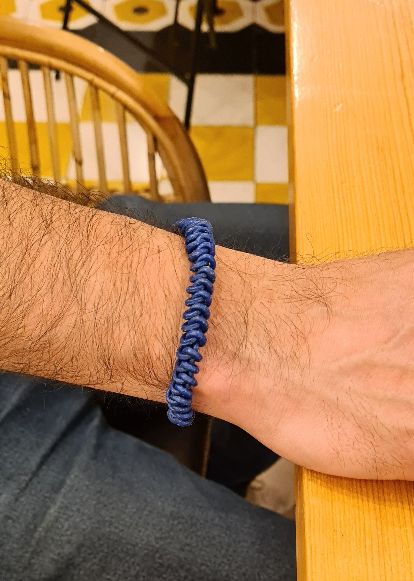 Pulsera tejida en piel