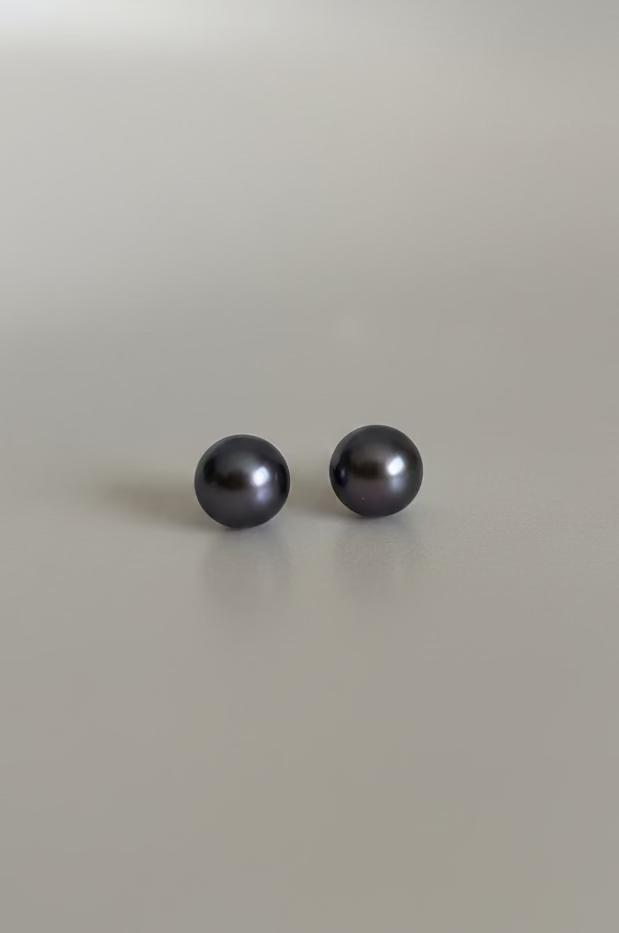Classic pearl studs
