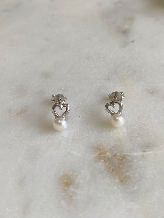 Aretes de corazón con perla