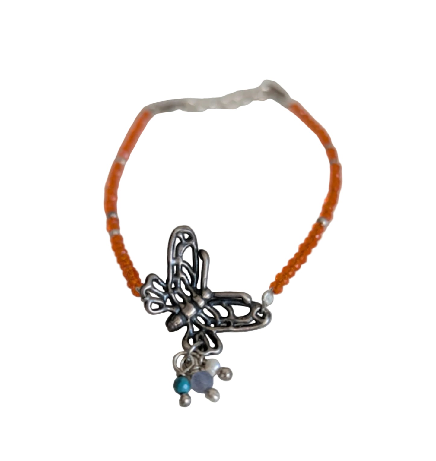 Pulsera piedras naturales con mariposa al centro.