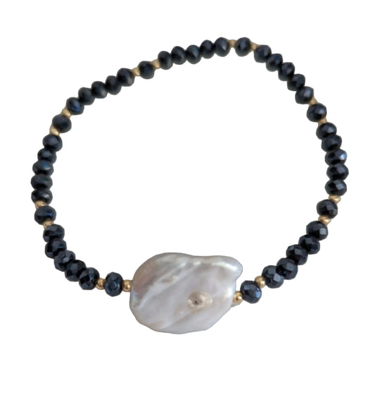 Pulsera perla barroca coin destellos negros